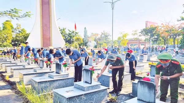 Tuổi trẻ Quảng Ngãi dâng hương tưởng nhớ công lao to lớn của các Anh hùng liệt sĩ.