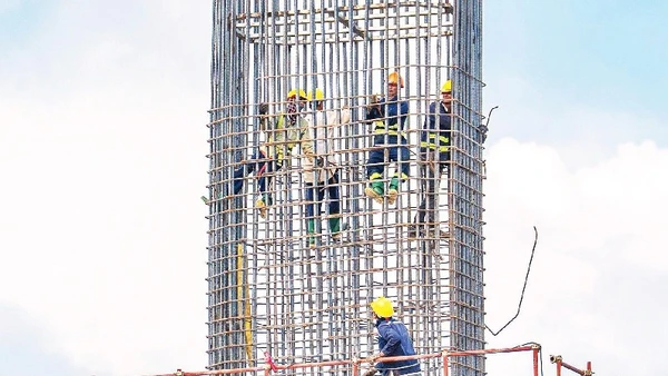 Các kỹ sư, công nhân đang khẩn trương thi công trụ dẫn của dự án cầu Đại Ngãi 1 bắc qua sông Hậu.