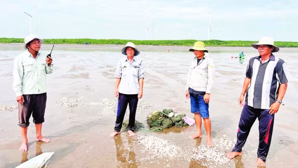 Lực lượng bảo vệ Hợp tác xã nghêu Rạng Đông (xã Thới Thuận, tỉnh Vĩnh Long) thường xuyên phối hợp Công an, Đồn biên phòng bảo vệ an ninh khu vực biên giới biển.