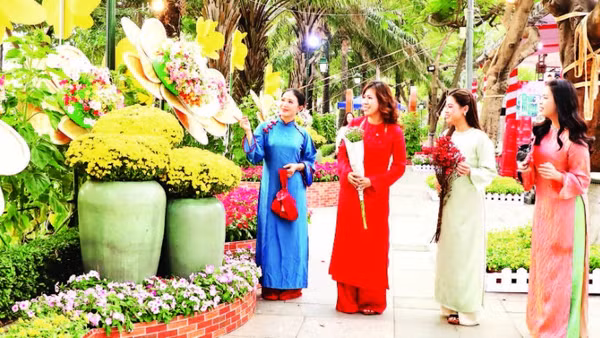 Du khách tham quan đường hoa Nguyễn Văn Trị dịp Tết Nguyên đán Bính Ngọ năm 2026.