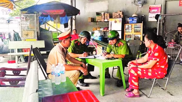 Lực lượng công an xử lý việc kinh doanh lấn chiếm vỉa hè khu vực trung tâm thành phố.