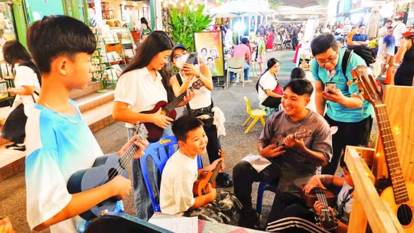 Một hoạt động tại Ngày hội sách và văn hóa đêm tại Đường sách thành phố. (Ảnh MẠNH HẢO)