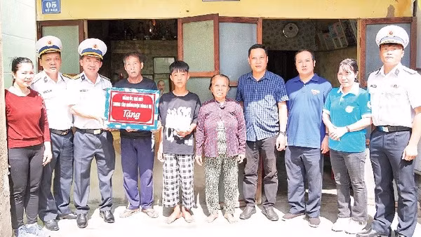Trung tâm huấn luyện Vùng 4 Hải quân tặng quà con ngư dân được đỡ đầu. (Ảnh CTV HQ)