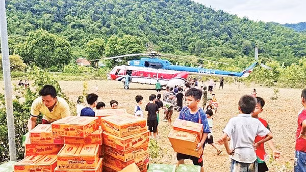 Hàng chục tấn hàng hóa cứu trợ được trực thăng vận chuyển đến bà con vùng lũ tây Nghệ An.