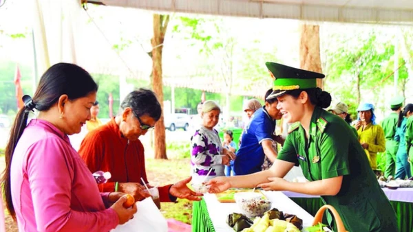 Cán bộ Đồn Biên phòng quốc tế Hoa Lư trao các suất ăn 0 đồng cho nhân dân xã Lộc Thạnh tham gia “Ngày hội Biên phòng toàn dân” được tổ chức ngày 3/3 vừa qua.