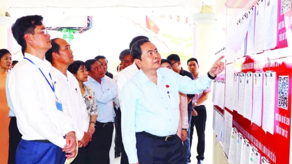 Chủ tịch Quốc hội Trần Thanh Mẫn kiểm tra công tác chuẩn bị bầu cử tại phường Tân Triều, tỉnh Đồng Nai.