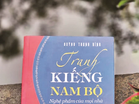 Bìa cuốn sách “Tranh kiếng Nam Bộ-Nghệ phẩm của mọi nhà” của tác giả Huỳnh Thanh Bình. (Ảnh QUỲNH MY)