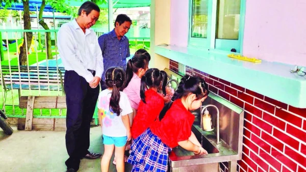 Lãnh đạo Sở Y tế Thành phố Hồ Chí Minh kiểm tra công tác phòng bệnh tay chân miệng tại cơ sở mầm non ở phường Bình Hưng Hòa.