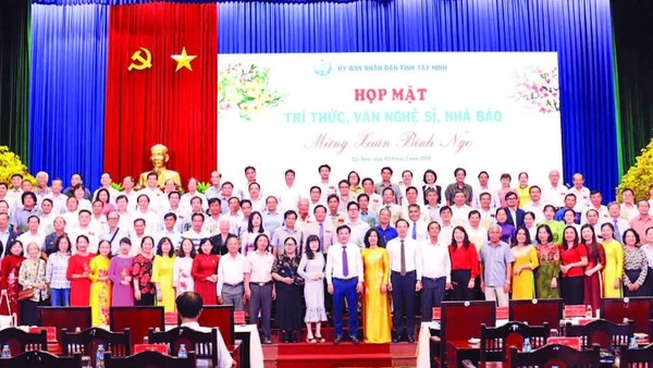 Ủy ban nhân dân tỉnh Tây Ninh gặp mặt trí thức, văn nghệ sĩ, nhà báo trên địa bàn dịp xuân Bính Ngọ 2026.
