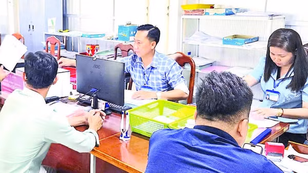 Một góc Trung tâm Phục vụ hành chính công xã Tân Thuận (tỉnh Cà Mau), nơi nhiều việc nhưng biên chế hiện tại mới lấp đầy 50%.