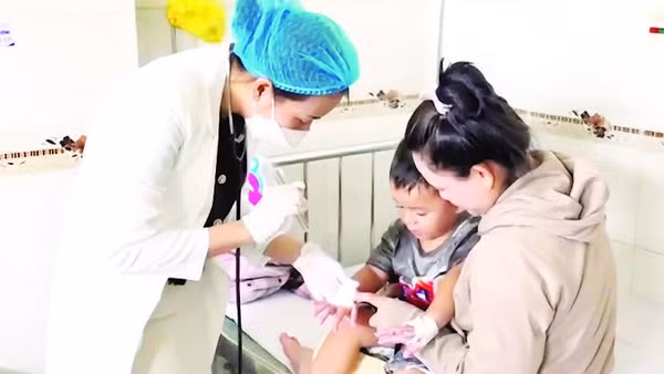 Bác sĩ Bệnh viện Nhi đồng thành phố Cần Thơ thăm khám cho trẻ mắc tay chân miệng.