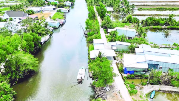 Một đoạn kênh Xáng Cùng nhưng bờ bên trái thuộc tỉnh An Giang đã có nước kéo đến tận nhà, còn bờ bên ấp Thanh Tùng (xã Biển Bạch, tỉnh Cà Mau), người dân vẫn mỏi mòn chờ nước sinh hoạt.