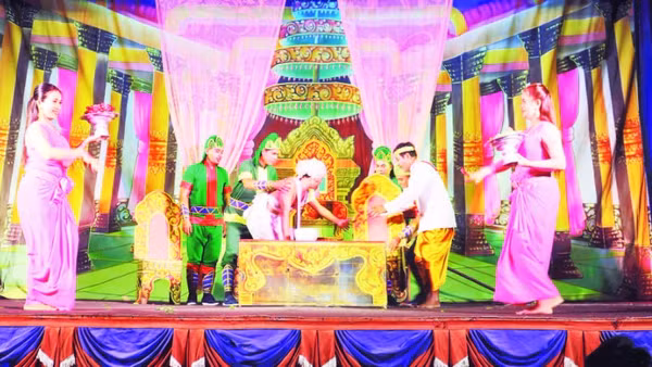 Tiết mục sân khấu Dù kê của Đoàn nghệ thuật Khmer Ánh Bình Minh phục vụ người dân tại chùa Khmer ấp Xoài Xiêm, xã Trà Cú.