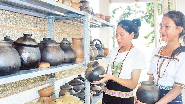 Thiếu nữ Chu Ru với sản phẩm gốm truyền thống.