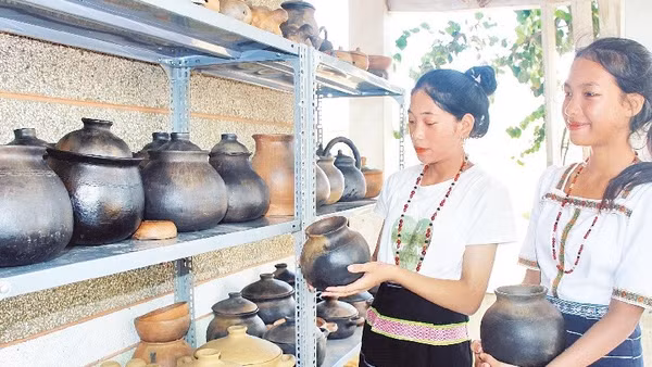 Thiếu nữ Chu Ru với sản phẩm gốm truyền thống.