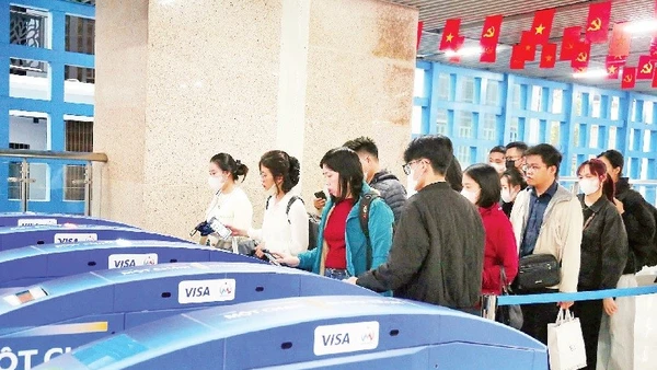 Người dân trải nghiệm hệ thống soát vé tự động, ứng dụng giải pháp sinh trắc học và thanh toán không dùng tiền mặt trên tuyến tàu điện Cát Linh-Hà Đông.