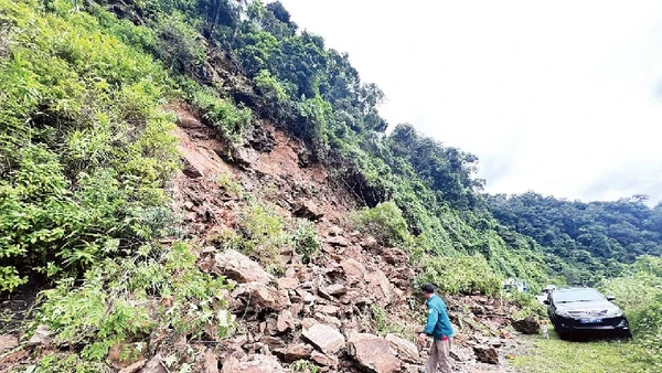 Sạt lở đất, đá trên tuyến đường Hồ Chí Minh nhánh tây gây ách tắc giao thông.