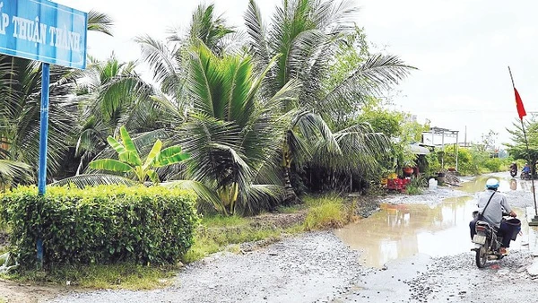Mặt đường ô-tô về trung tâm xã Tân Tiến hầu như không còn chỗ lành, phương tiện lưu thông phải nhích từng chút vì không còn con đường nào khác về xã.