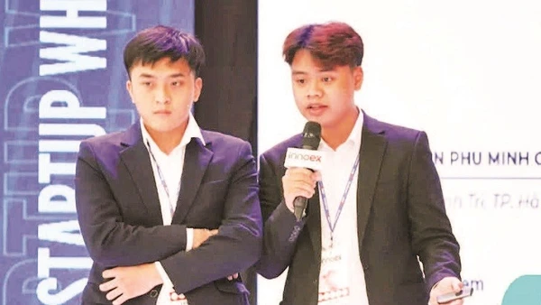 Nhóm sinh viên thuyết trình tại chung kết cuộc thi Startup Wheel 2024 - Cuộc thi khởi nghiệp lớn nhất Đông Nam Á, Bảng Vietnam Youth Startup.