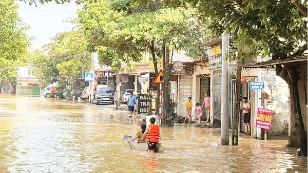 Nhiều khu vực ở phường Tây Mỗ bị ngập sâu, kéo dài sau đợt mưa lớn ngày 7-8/10/2025.