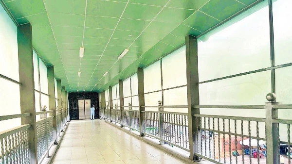 Dù được đầu tư hiện đại với hệ thống thang máy, cầu bộ hành tại Bệnh viện Ung Bướu cơ sở 1 (đường Nơ Trang Long) vẫn thưa thớt người sử dụng do thang máy nằm “biệt lập” trong khuôn viên bệnh viện. (Ảnh HƯƠNG MỸ)