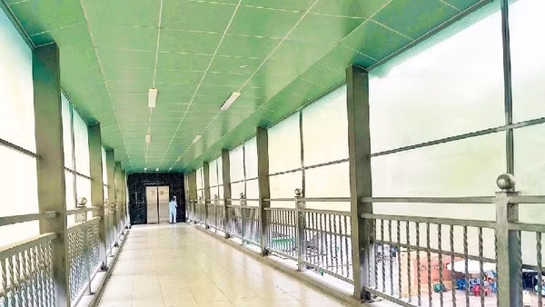Dù được đầu tư hiện đại với hệ thống thang máy, cầu bộ hành tại Bệnh viện Ung Bướu cơ sở 1 (đường Nơ Trang Long) vẫn thưa thớt người sử dụng do thang máy nằm “biệt lập” trong khuôn viên bệnh viện. (Ảnh HƯƠNG MỸ)