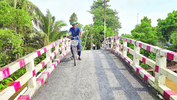 Ông Thum vẫn thường xuyên đi qua các cây cầu ông xây ở Mỹ Thới để kiểm tra chất lượng.