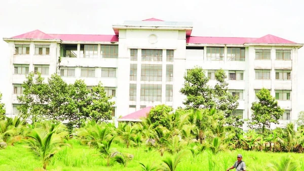 Công trình Trường đại học Công thương Thành phố Hồ Chí Minh tại xã Châu Thành, tỉnh Vĩnh Long xây xong từ năm 2012 và đã bỏ hoang từ đó đến nay.