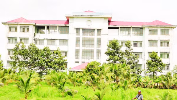 Công trình Trường đại học Công thương Thành phố Hồ Chí Minh tại xã Châu Thành, tỉnh Vĩnh Long xây xong từ năm 2012 và đã bỏ hoang từ đó đến nay.