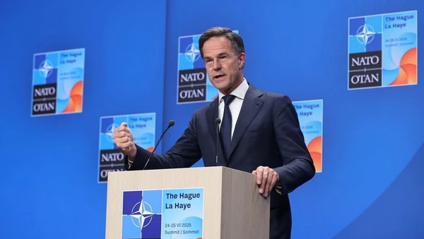 Tổng thư ký NATO Mark Rutte phát biểu tại cuộc họp báo ở Hague, Hà Lan. (Ảnh: TTXVN)