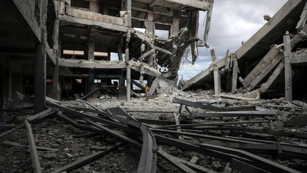 Các tòa nhà bị phá hủy do xung đột tại Khan Younis, Dải Gaza. Ảnh:TTXVN