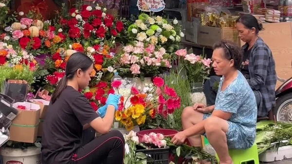 Không khí 20/10 trên khắp phố phường Hà Nội