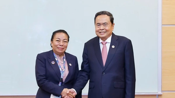 Chủ tịch Quốc hội Trần Thanh Mẫn tặng quà lưu niệm cho Phó Chủ tịch Quốc hội Lào Sounthone Xayachack. (Ảnh: TTXVN)
