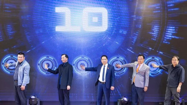 Các đại biểu chúc mừng Lễ ra mắt giao diện mới-hệ sinh thái số. 