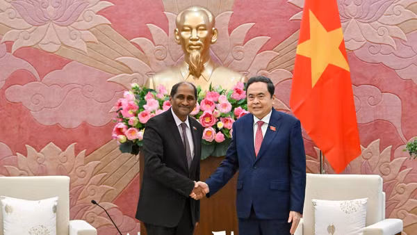 Chủ tịch Quốc hội Trần Thanh Mẫn và Đại sứ Singapore Jaya Ratnam. (Ảnh: THỦY NGUYÊN)