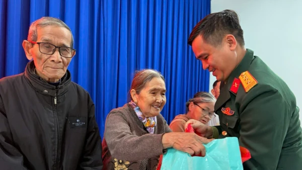 [Video] Trao 1.000 phần quà hỗ trợ của Quân ủy Trung ương-Bộ Quốc phòng tới các hộ dân vùng lũ TP Huế