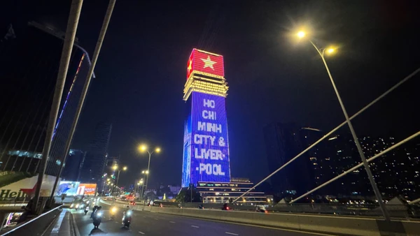 Tòa tháp Saigon Marina IFC và phố Nguyễn Huệ được thắp sáng chào mừng quan hệ Đối tác chiến lược toàn diện Việt Nam-Vương quốc Anh.