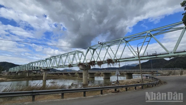 Khi “biển nước” nhấn chìm nhà, xóa dấu trường học và nuốt cả cây cầu già