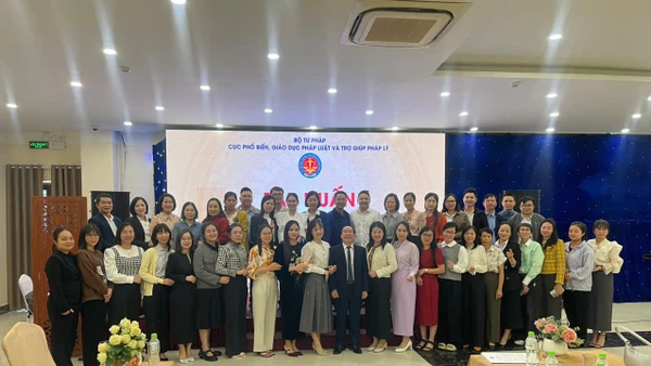 Báo cáo viên, đại diện Cục Phổ biến, giáo dục pháp luật và Trợ giúp pháp lý, cùng các học viện chụp ảnh lưu niệm.