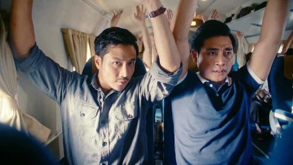 Thanh Sơn (bên trái ảnh) và Lợi Trần trong một cảnh phim Tử chiến trên không.