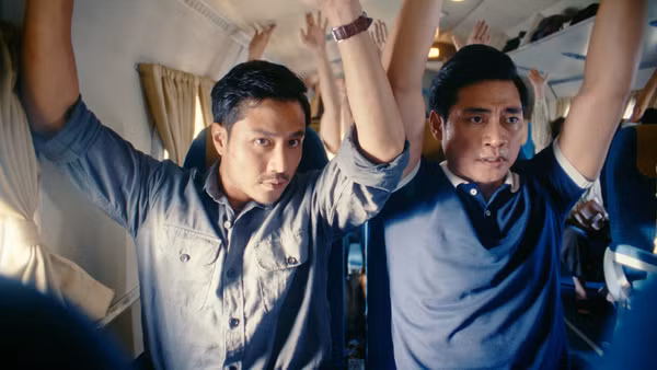 Thanh Sơn (bên trái ảnh) và Lợi Trần trong một cảnh phim Tử chiến trên không.