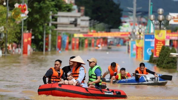 Nước ngập sâu, người dân phải dùng xuồng cao su để di chuyển trên tuyến đường Hoàng Văn Thụ, phường Phan Đình Phùng (Thái Nguyên). Ảnh: TTXVN