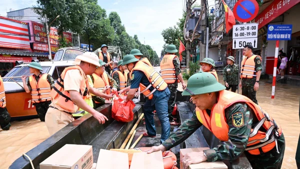 Các lực lượng Quân đội và Công an chở nhu yếu phẩm tiếp tế cho người dân vùng bị ngập lụt ở Thái Nguyên. (Ảnh: TRẦN HẢI)
