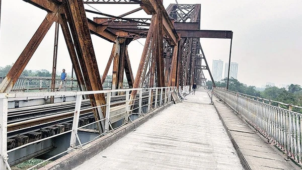 Nhiều đoạn mặt cầu được trải bê-tông cốt thép nhằm tăng tính chịu lực.