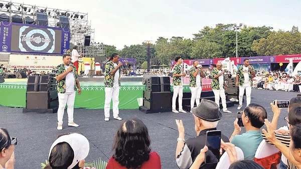 Lễ hội văn hóa thế giới tổ chức tại Hà Nội năm 2025 thu hút hàng nghìn du khách trong nước và quốc tế.