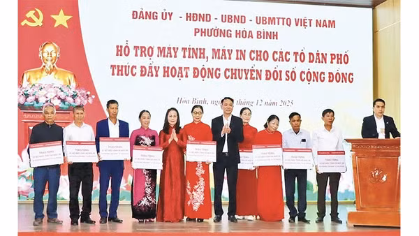 Phường Hòa Bình trang bị máy tính, máy in cho các tổ dân phố với tổng kinh phí 390 triệu đồng.
