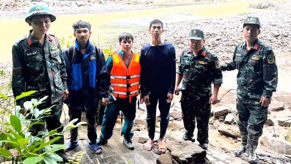 Người dân gặp nạn được lực lượng Ban Chỉ huy Quân sự xã Quảng Tín cứu hộ, đưa vào bờ an toàn.