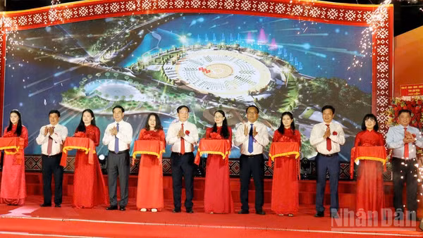 Đại tướng Phan Văn Giang, Ủy viên Bộ Chính trị, Phó Thủ tướng Chính phủ, Bộ trưởng Quốc phòng cùng các lãnh đạo tỉnh Lâm Đồng thực hiện nghi thức cắt băng khánh thành Quảng trường trung tâm Gia Nghĩa và Khu liên hợp Bảo tàng, Thư viện, Công viên.