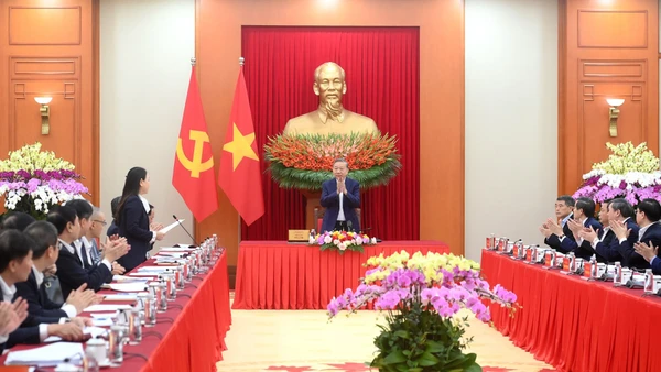 Tổng Bí thư Tô Lâm chủ trì làm việc với các Tổ Biên tập về tổng kết 100 năm Đảng lãnh đạo cách mạng Việt Nam và 40 năm thực hiện Cương lĩnh xây dựng đất nước trong thời kỳ quá độ lên Chủ nghĩa xã hội. (Ảnh: ĐĂNG KHOA)