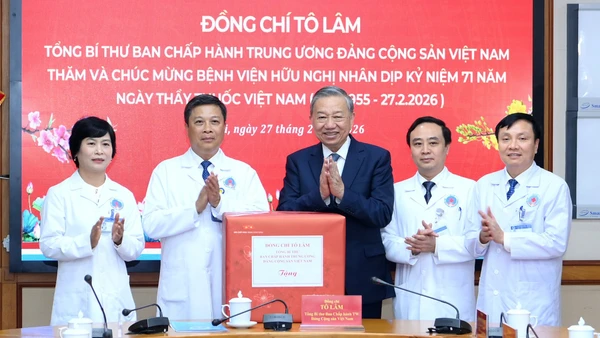 Tổng Bí thư Tô Lâm trao quà tặng Bệnh viện Hữu Nghị, nhân dịp kỷ niệm 71 năm Ngày Thầy thuốc Việt Nam (27/2/1955-27/2/2026). (Ảnh: ĐĂNG KHOA)